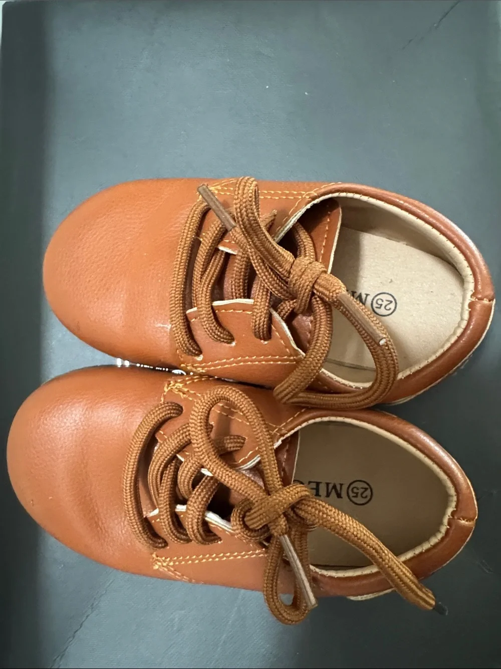 Boys size 7 Classic Lace-Up Shoes in Tan